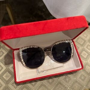 Elegant Pearl-Embellished Black Sunglasses